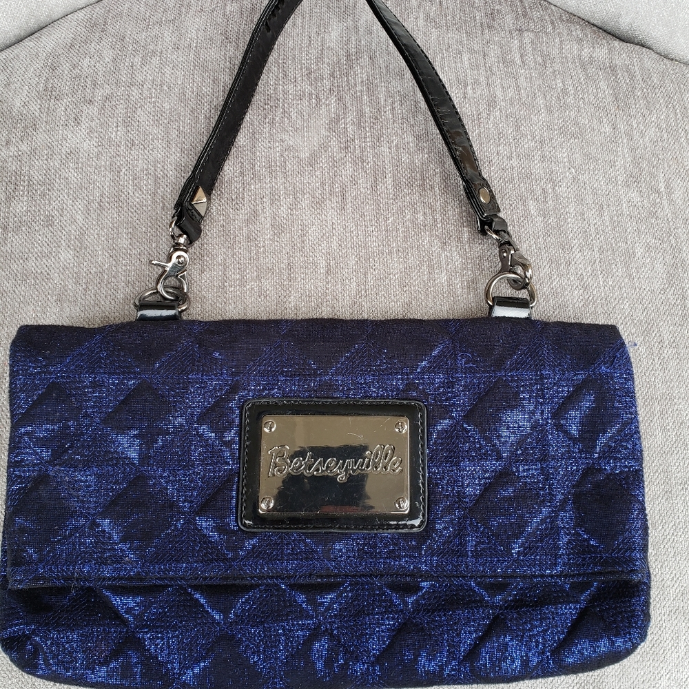 Betseyville Clutch